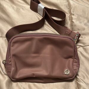 Lululemo mauve Crossbody Bag
Never been used, but the tag has been removed